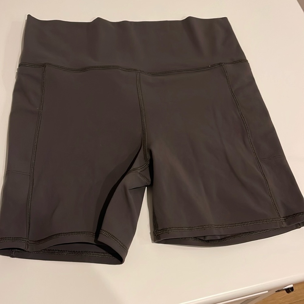 EUC Vuori studio shorts medium olive green